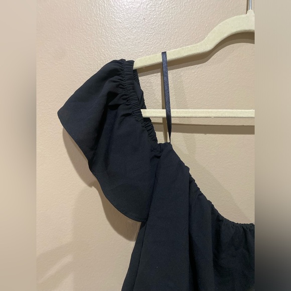 NEW WITH TAGS* Size Medium beautiful black ruffled sleeve blouse - Picture 2 of 8